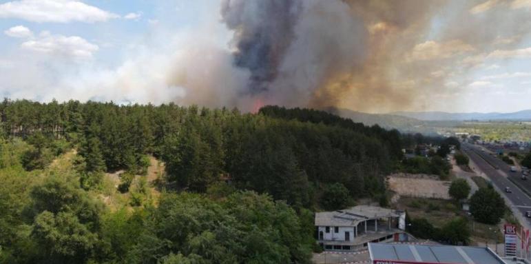 Адски пожар затвори пътя София - Бургас